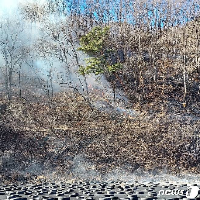 21일 오후 1시26분께 전북 무주군 적상면의 한 야산에서 불이 났다.(전북소방본부 제공)2023.1.21/뉴스1