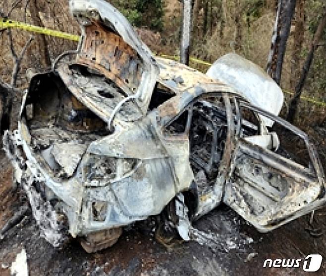 21일 오전 3시57분 산불이 난 제주 서귀포 색달동 우보악(우보오름) 화재현장 인근에서 불에 탄 차량 1대가 발견됐다. 이 사고로 임야 9000㎡가 소실된 것으로 추산된다.(제주소방안전본부 제공)