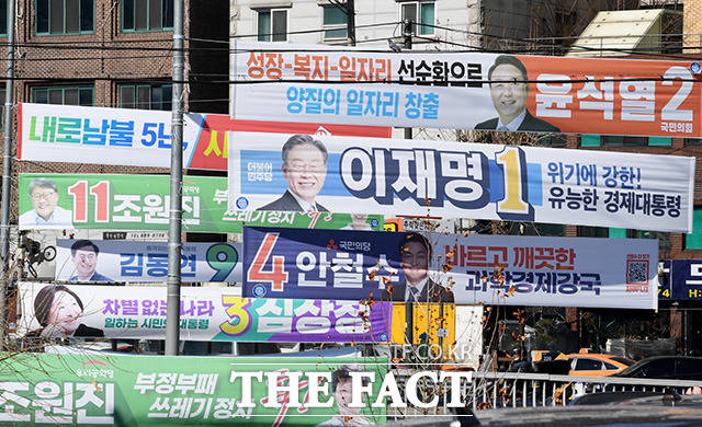 지자체나 정치인들이 명절 인사를 가장한 '이름 알리기식' 현수막을 내거는 관행 역시 문제다. 며칠 쓰고 버릴 현수막을 시민 세금으로 만들고 폐기한다는 비판이 거세다. 사진은 제20대 대통령선거 당시 서울 관악구 신림동의 한 거리에 대선 후보들의 홍보 현수막이 걸린 모습./배정한 기자