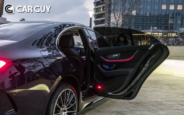 메르세데스-벤츠 CLS는 프레임리스 도어지만 벤트 글라스가 있다