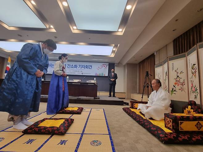 지난 16일 열린 '함께하는 설 차례 간소화' 기자회견에서 올바른 세배 인사법을 시연하고 있다. /김한수 기자