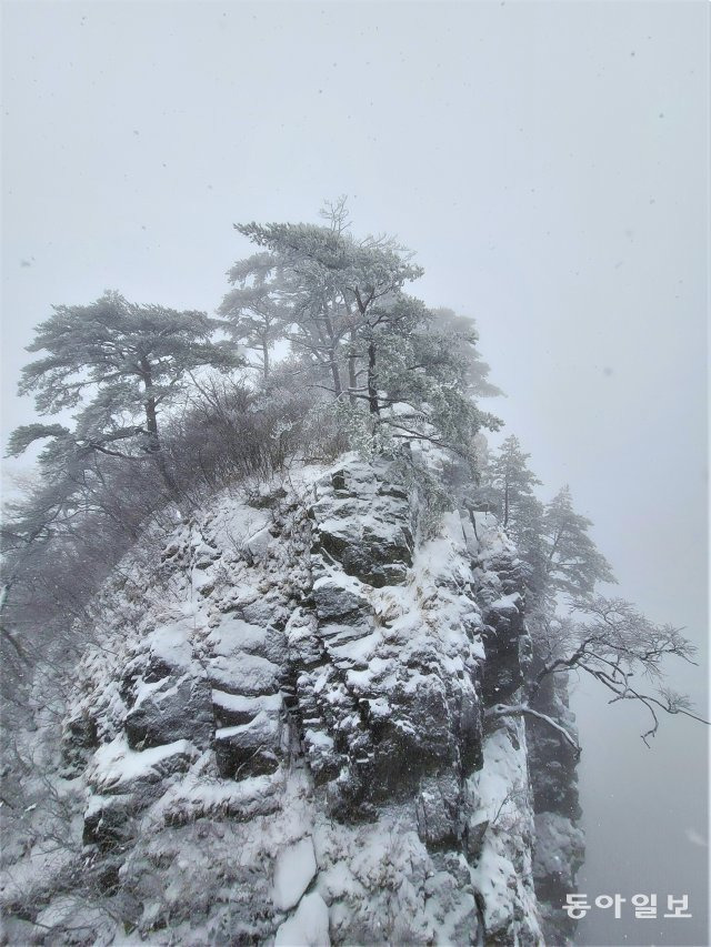 월악산 설경. 전승훈 기자