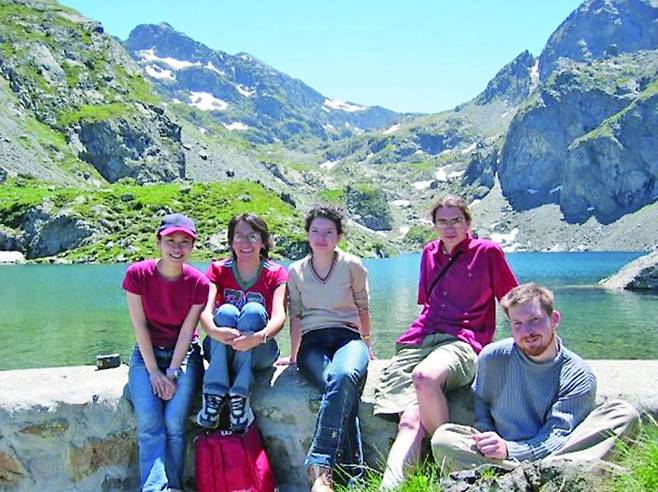 2007년 스위스에서 열린 한 학회에 참가한 뒤, 임선희 교수(맨왼쪽)가&nbsp;동료들과 즐거운 한 때를 보내고 있다. 임선희 제공