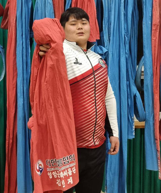 김민재가 자신의 이름이 새겨진 샅바를 들어 보이고 있다. 영암=김지섭 기자