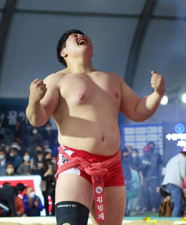 2022 천하장사대회에서 우승한 뒤 포효하고 있는 김민재. 대한씨름협회 제공
