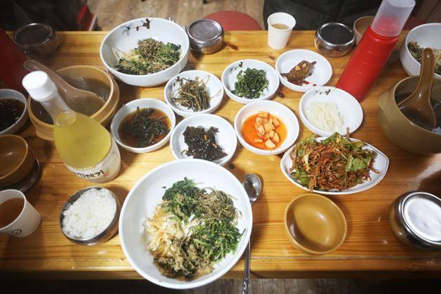울릉도 자생 나물이 듬뿍 들어간 나리분지 늘푸른산장식당의 산채비빔밥. ⓒ박준규