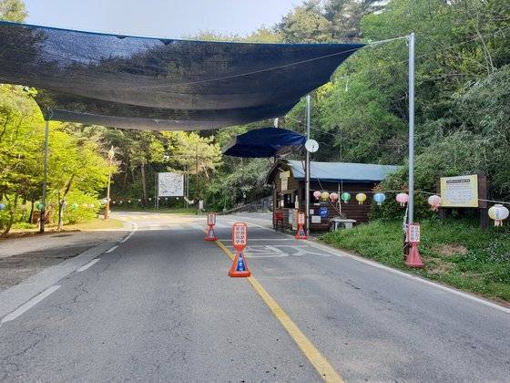 지리산 천은사로 향하는 지방도로 한켠에 위치한 천은사 매표소. 지금은 입장료를 받지 않는다. 환경부