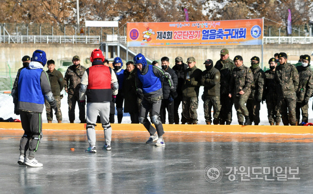 ▲ 2군단장기 얼음축구대회가 지난 20일 화천산천어축제장에서 열려 장병들이 얼음축구를 관람하고 있다.