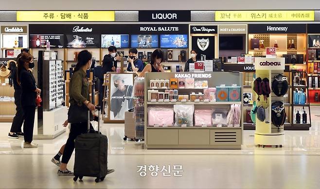 서울 강서구 김포공항 국제선 청사에서 승객이 면세점을 이용하고 있다. 김창길기자