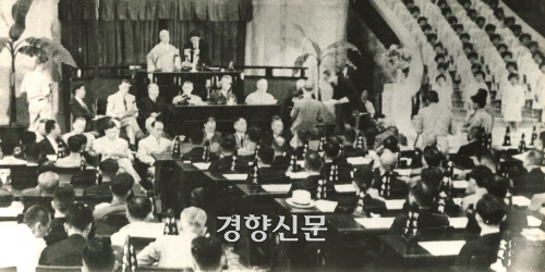 1948년 제헌국회의 모습. 경향신문 자료사진
