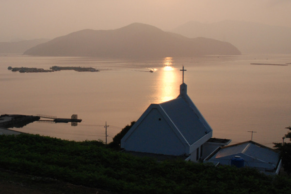 경남 통영시 한산면 추봉도 추봉교회에서 바라본 일출 전경. 한국섬선교회 제공