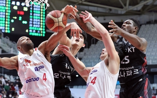 경합하는 SK와 kt 선수들[KBL 제공]