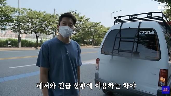 ▲MBC 유튜브 뉴스안하니 속 김대호 아나운서가 다마스를 타고 차박을 즐긴다는 이야기를 하는 모습. 사진 출처=뉴스안하니 갈무리.