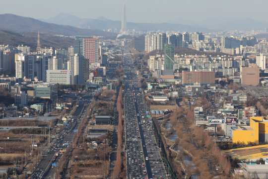 설 연휴를 앞둔 20일 오후 경찰청 헬기에서 바라본 경부고속도로 수원 신갈IC가 귀성 차량으로 붐비고 있다. 연합뉴스