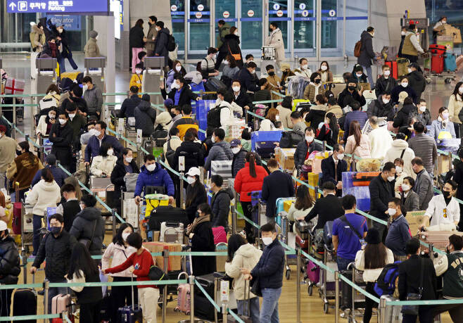 설 연휴를 이틀 앞둔 19일 오전 인천국제공항 제1여객터미널이 인파로 붐비고 있다. [ 연합]