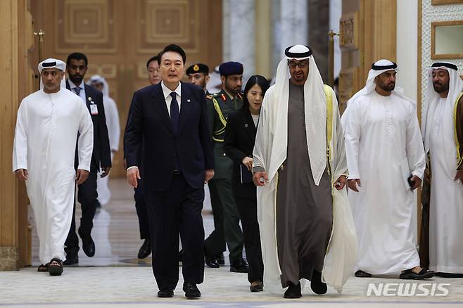 [아부다비=뉴시스] 전신 기자 = 아랍에미리트(UAE)를 국빈 방문 중인 윤석열 대통령이 모하메드 빈 자이드 알 나하얀 대통령과 함께 15일(현지시간) 아부다비 대통령궁에서 열린 확대 회담에 입장하고 있다. 2023.01.15. photo1006@newsis.com