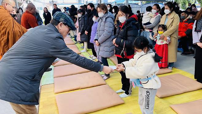 [구미=뉴시스] 이무열 기자 = 꿈을이루는사람들(대표 진오 스님)이 민족 최대 명절 설을 하루 앞둔 21일 오후 구미외국인주민센터에서 ‘2023년 설맞이 합동 세배 및 선물 나눔’ 행사를 개최했다. (사진=꿈을이루는사람들 제공) 2023.01.21. photo@newsis.com *재판매 및 DB 금지