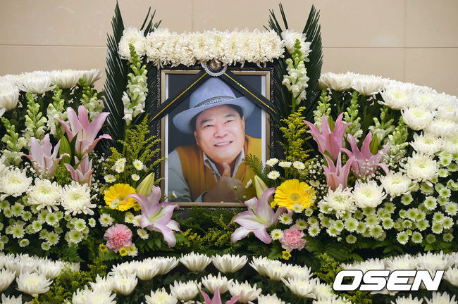[OSEN=사진팀] 원로 코미디언 故 남보원(본명 김덕용)의 빈소가 서울 강남구 일원동 서울삼성병원 장례식장에 마련됐다.21일 대한민국방송코미디언협회는 서울 용산구 순천향대병원에서 입원 치료 중이던 남보원이 이날 오후 3시 40분께 세상을 떠났다고 밝혔다. 향년 84세.고인은 코미디계 대부로 불리며 많은 사랑을 받았다. 1963년 영화인협회 주최 ‘스타탄생 코미디’에 1위로 입상하며 데뷔한 그는 코미디 무대는 물론, 스크린과 안방을 오가며 당대 최고 스타로 활약했다. /photo@osen.co.kr<사진=사진공동취재단>