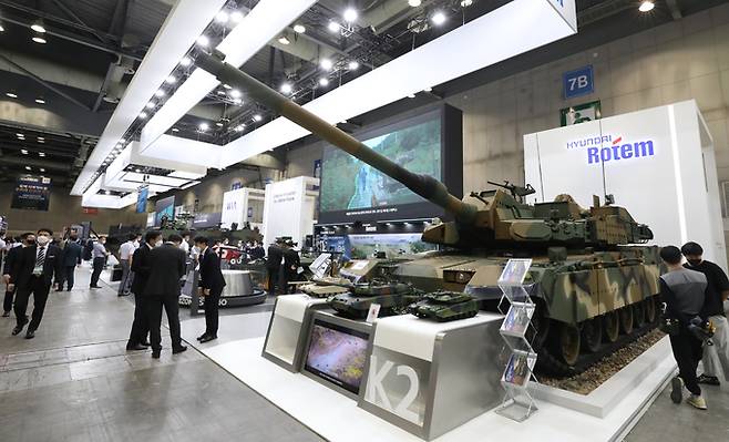 지난해 9월 21일 경기 고양시 킨텍스에서 열린 대한민국 방위산업전 2022(DX KOREA 2022)의 현대로템 부스에 K2 전차 등이 전시되어 있다. 세계일보 자료사진