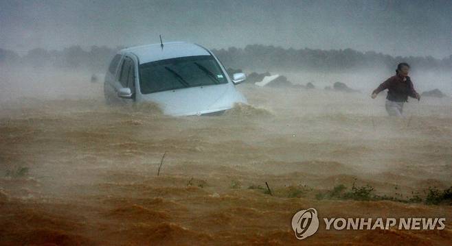 2007년 태풍 나리 내습 당시 차량 버리고 대피하는 여성 [연합뉴스 자료사진]