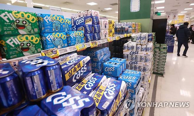 4월부터 맥주 세금 오른다 (서울=연합뉴스) 진연수 기자 = 맥주와 막걸리에 붙는 세금이 4월부터 리터(L)당 각각 30.5원, 1.5원씩 오른다. 
    기획재정부는 이런 내용의 '2022년 세제개편 후속 시행령 개정안'을 19일부터 입법 예고한다고 18일 밝혔다.
    사진은 18일 서울 시내 한 대형마트의 맥주 판매대. 2023.1.18 jin90@yna.co.kr