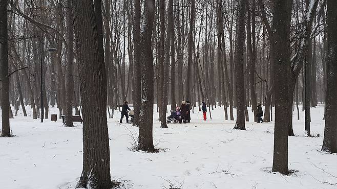 모스크바 공원 숲에서 유모차에 아이를 태우고 산책하는 부모들. 공원과 숲 곳곳에서 이런 모습을 볼 수 있다. /정병선 기자