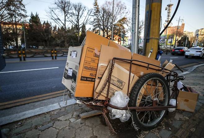 지난 10일 서울시내 한 도로에 폐지가 담긴 리어카가 놓여있다. 뉴시스 제공