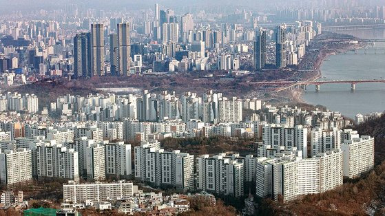 서울 중구 남산에서 바라본 도심의 아파트 단지. 뉴스1