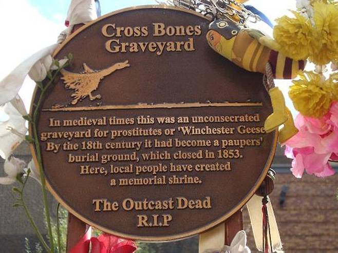 영국 윈체스터 크로즈본즈에 세워진 위로비. 성매매 여성들이 잠들어 있음을 설명하고 있다.