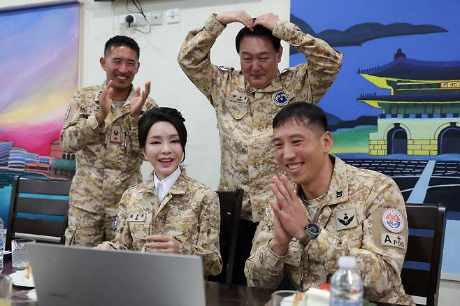 아랍에미리트(UAE)를 국빈 방문 중인 윤석열 대통령과 김건희 여사가 15일(현지시간) 아부다비 파병중인 아크부대를 방문, 한 부사관 가족과 영상통화를 하고 있다. [연합]