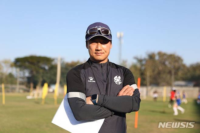 [서울=뉴시스]프로축구 광주FC 이정효 감독 (사진 = 광주FC 제공)