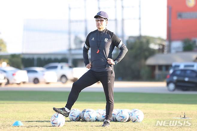 [서울=뉴시스]프로축구 광주FC 이정효 감독 (사진 = 광주FC 제공)