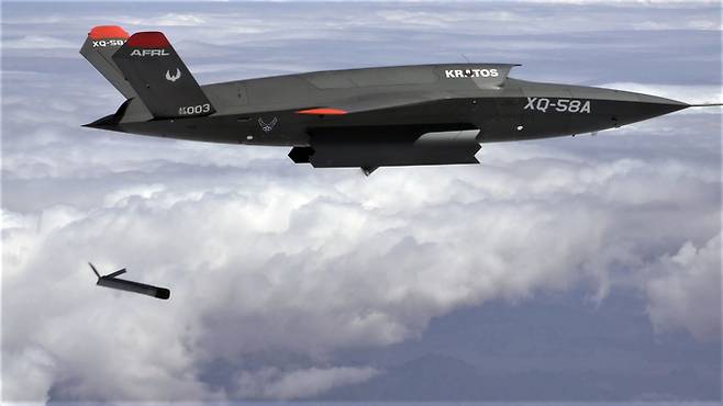 미국의 XQ-58A 드론이 소형 폭탄을 투하하고 있다. 세계일보 자료사진