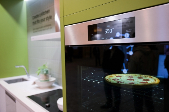 Consumer Electronics Show (CES) 2023 - <YONHAP PHOTO-0600> A mockup of the Samsung Bespoke AI Wall Oven, featuring a built-in camera, is displayed during a preview of Samsung Electronics Co.?s Bespoke Home appliances and SmartThings home technologies ahead of the Consumer Electronics Show (CES) in Las Vegas, Nevada, on January 3, 2023. - CES takes place from January 5-8, 2023. (Photo by Patrick T. Fallon / AFP)/2023-01-05 05:00:50/ <저작권자 ⓒ 1980-2023 ㈜연합뉴스. 무단 전재 재배포 금지.>