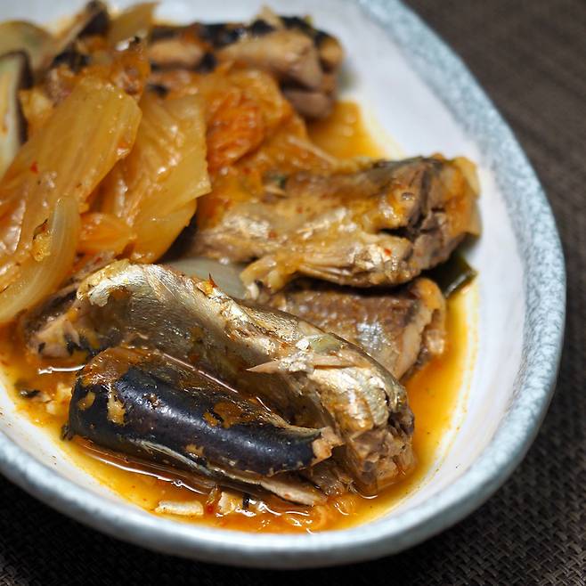 만술이 형은 옆집 상도슈퍼에서 외상으로 산 꽁치 통조림으로 찌개를 끓이곤 했다.ⓒGetty Images