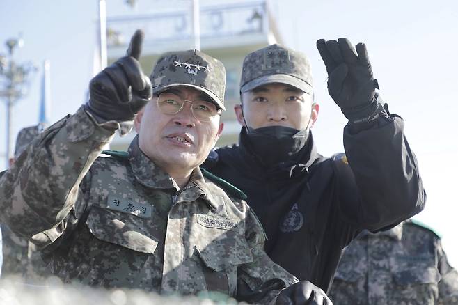 JSA 방문한 전동진 육군 지상작전사령관     (파주=연합뉴스) 육군 지상작전사령부는 전동진 육군 지상작전사령관(대장)이 설연휴가 시작한 21일 경기 파주시 서부전선 최전방을 찾아 경계태세를 점검했다고 22일 밝혔다. 사진은 전 사령관(왼쪽)이 JSA경비대대를 방문해 JSA경비대대장 이현행 중령으로부터 현황을 보고 받는 모습. 2023.1.22 [육군 지상작전사령부 제공. 재판매 및 DB 금지]
    andphotodo@yna.co.kr
(끝)