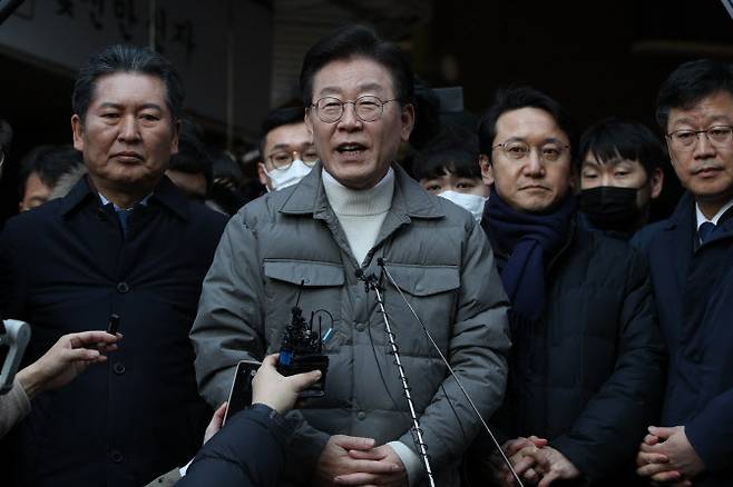 이재명 더불어민주당 대표가 지난 18일 오후 서울 마포구 망원시장에서 검찰 소환에 대한 입장을 밝히고 있다. (사진=뉴스1)