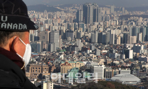 서울 중구 남산에서 바라본 서울 강북의 아파트 단지 모습.