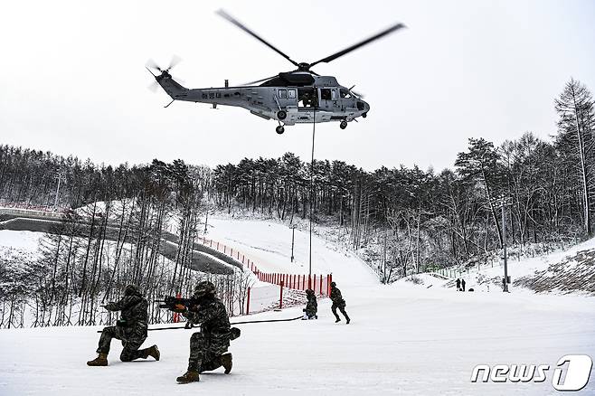 해병대는 지난 2일부터 강원도 평창 산악종합훈련장에서 수색부대 임무수행 능력 향상을 위해 설한지훈련을 실시하고 있다고 23일 밝혔다. 해병대 수색부대 장병들이 헬기 패스트로프를 통해 작전지역으로 이동하고 있다. (해병대사령부 제공) 2023.1.23/뉴스1