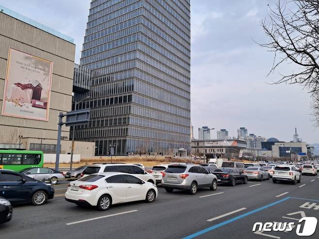 23일 대전 유성구 도룡동 신세계백화점 대전점 앞 도로에 차량들이 줄지어 서 있다. ⓒ뉴스1 최일 기자