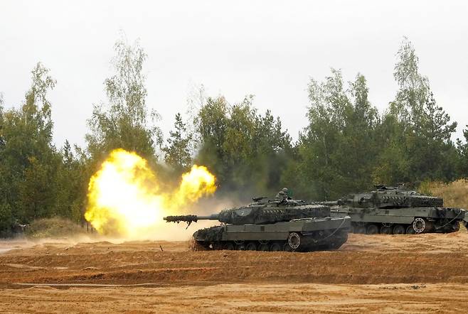 작년 9월29일 라트비아의 아다지 훈련기지에서 전개된 나토군의 실버 애로우 훈련에서 스페인군의 레오파르트 2 전차가 불을 뿜고 있다./로이터 연합뉴스