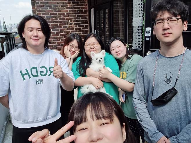 은둔 청년들은 쉐어하우스에서 공동체 생활을 하며 기본적인 생활 습관부터 타인과의 의사소통하는 방법을 터득해 간다. ‘안무서운회사’ 제공