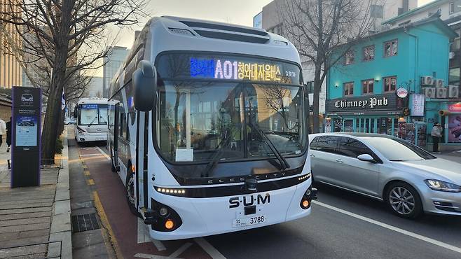 서울 종로구 청와대 일대를 지나는 자율주행버스 모습.