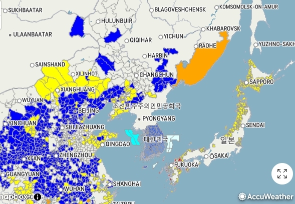 지도에서 파란색은 한파, 노란색은 대설과 강풍 등을 가리킨다. 이미지는 23일 오후 8시16분 기준 accuweather.com의 ‘악천후 기상도’를 갈무리한 것이다.