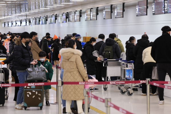 23일 오전 제주공항 국내선 출발수속장이 귀경객들로 크게 붐비고 있다. 연합뉴스