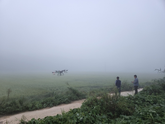 전북 고창 콩밭에서 드론 방제 작업 중인 한선웅씨. 본인 제공