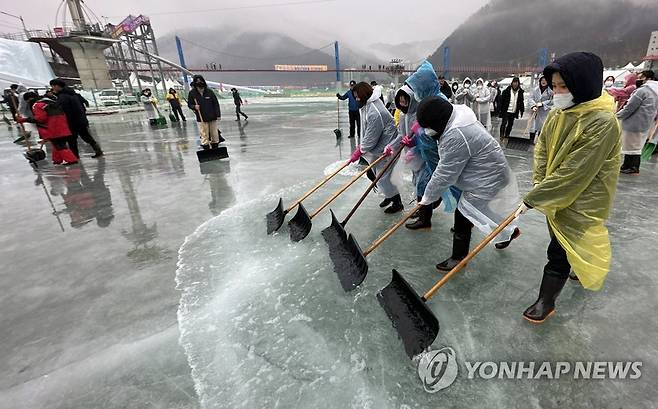 화천산천어축제 긴급 빗물 제거작업 [화천군 제공.재판매 및 DB 금지]