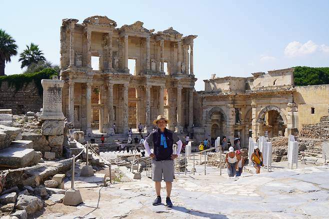 현장 답사 중인 강남길. 2016년 여름 튀르키예 에페소스 도서관 유적지(델피스튜디오 제공)