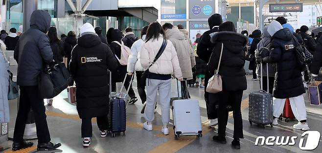 설 연휴 마지막 날인 24일 서울역에 도착한 귀경객들이 강추위로 잔뜩 움츠린채 귀가하고 있다. 2023.1.24/뉴스1 ⓒ News1 박지혜 기자