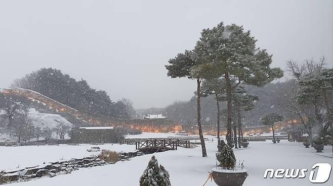 전북지역 곳곳에 대설주의보가 발효된 전북 고창읍성 일원에 눈이 내리고 있다. 2022.12.17/뉴스1 ⓒ News1 강교현 기자